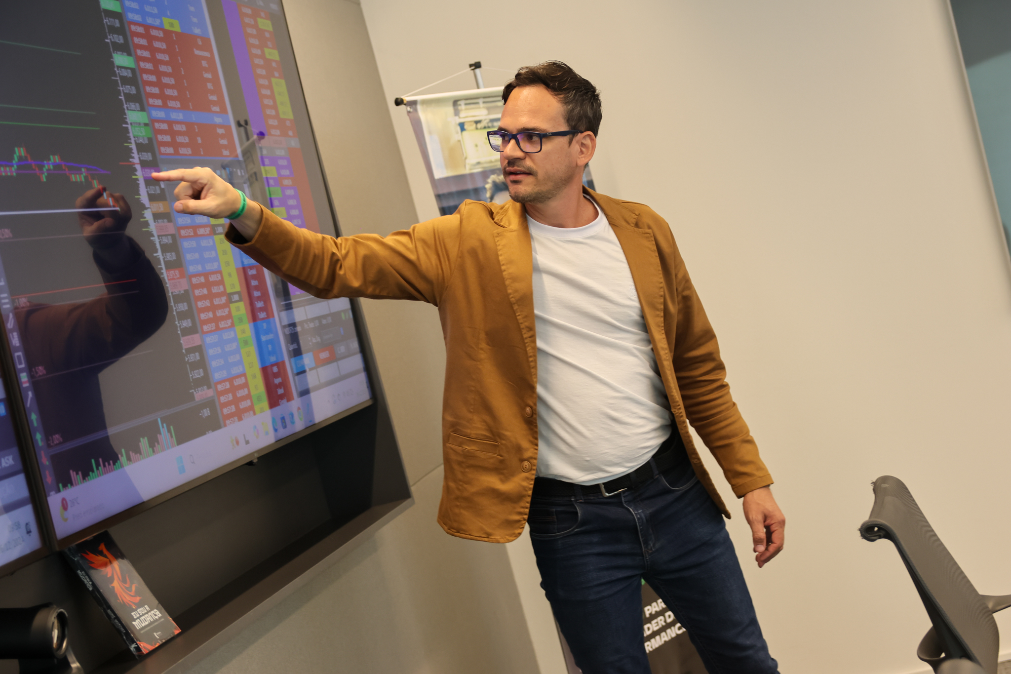 Robson Binhardi em frente ao painel de operações